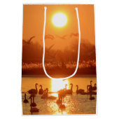 Zwemmen in het meer bij Sunset Medium Cadeauzakje (Achterkant)