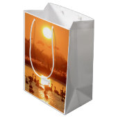 Zwemmen in het meer bij Sunset Medium Cadeauzakje (Achterkant Gekanteld)