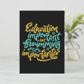 Zwemmen is belangrijk, grappige zwemmers met een o feestdagenkaart (Staand voorkant)
