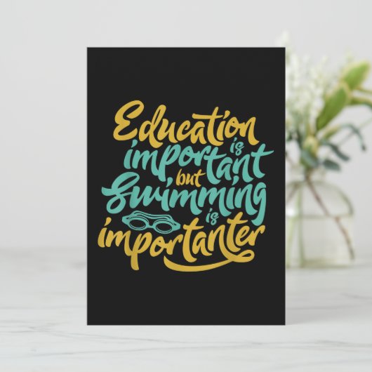 Zwemmen is belangrijk, grappige zwemmers met een o feestdagenkaart (Staand voorkant)