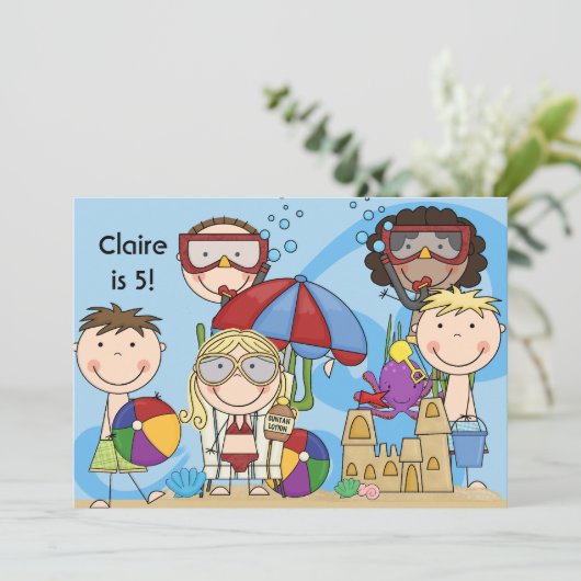 Zwemmen op het strand Verjaardagsuitnodiging Kaart (Staand voorkant)