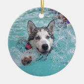 Zwemmen van honden in zwembad keramisch ornament (Voorkant)