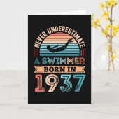 Zwemmer geboren in 1937 90e verjaardag Zwemende Gi Kaart (Gele Bloem)