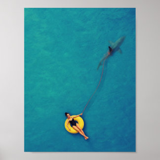 Zwemmer loopt met een haai in de oceaan poster