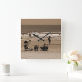 Zwemmers op het strand epia-getinte foto vierkante klok (Huis)