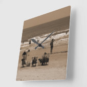 Zwemmers op het strand epia-getinte foto vierkante klok (Hoek)