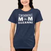 Zwemmoeder Gepersonaliseerde Zwemteamouder Tri-Blend Shirt (Voorkant)