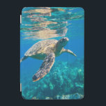 Zwemschildpad Zee iPad Mini Cover<br><div class="desc">Onderwaterfoto van een zee schildpad die in kristalhelder water net onder het oppervlak zwemt.</div>