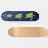 Zwemschildpadden en kalligrafie op blauw zee persoonlijk skateboard (Horizontaal)