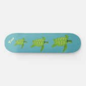 Zwemschildpadden en kalligrafie op blauwgroen zee persoonlijk skateboard (Horizontaal)