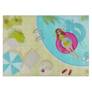 Zwemzwembad meisje op strand bikini snijplank