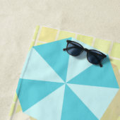 Zwemzwembad meisje op strand bikini strandlaken (In situ)