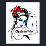 Zwemzwembrim mam Rosie de riveter omhoog Poster<br><div class="desc">Dit grappige zwemzwemteam citeert een ontwerp: "zwemmoeder". Het werd gemaakt met liefde en je ziet een rosie van de riveter en een pin omhoog.</div>