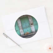 Zwerfhonden en groene deuren rond de sticker (Envelop)