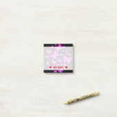 zwerm artistieke butterfvliegen en aangepaste naam post-it® notes (Op bureau)