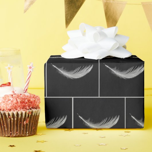 Zwevend wit veertje op zwart cadeaupapier (Verjaardagsfeest)