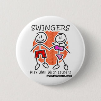 Zwingers spelen goed samen ronde button 5,7 cm