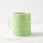 Zwirl Spiral Circles on Green & White Tweekleurige Koffiemok (Voorkant links)