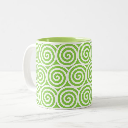 Zwirl Spiral Circles on Green & White Tweekleurige Koffiemok (Voorkant links)