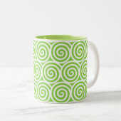 Zwirl Spiral Circles on Green & White Tweekleurige Koffiemok (Voorkant rechts)