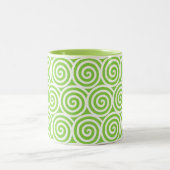Zwirl Spiral Circles on Green & White Tweekleurige Koffiemok (Center)