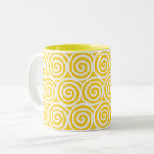 Zwirl Spiral Circles on Yellow & White Tweekleurige Koffiemok (Voorkant links)