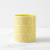 Zwirl Spiral Circles on Yellow & White Tweekleurige Koffiemok (Center)
