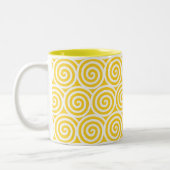 Zwirl Spiral Circles on Yellow & White Tweekleurige Koffiemok (Links)