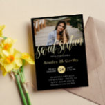 Zwirly Golden Script Sweet Sixteen foto Folie Uitnodiging<br><div class="desc">Folie met zwarte en gouden zoete zestien uitnodiging,  gepersonaliseerd met een foto van het verjaardagsmeisje. Op uitnodiging van 16-jarige verjaardag met foto's en gouden foliën.</div>