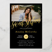 Zwirly Golden Script Sweet Sixteen foto Folie Uitnodiging (Voorkant)