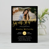 Zwirly Golden Script Sweet Sixteen foto Folie Uitnodiging (Staand Voorkant)