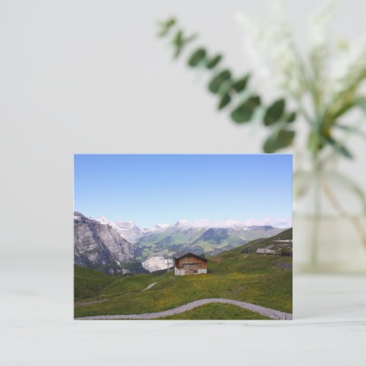 Zwitsers huis en alpen briefkaart (Staand voorkant)